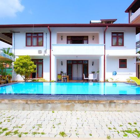 The Blue Beach Guesthouse Negombo Exteriör bild