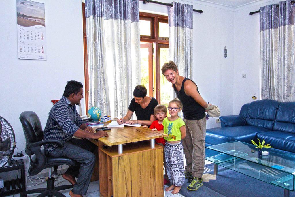 The Blue Beach Guesthouse Negombo Exteriör bild