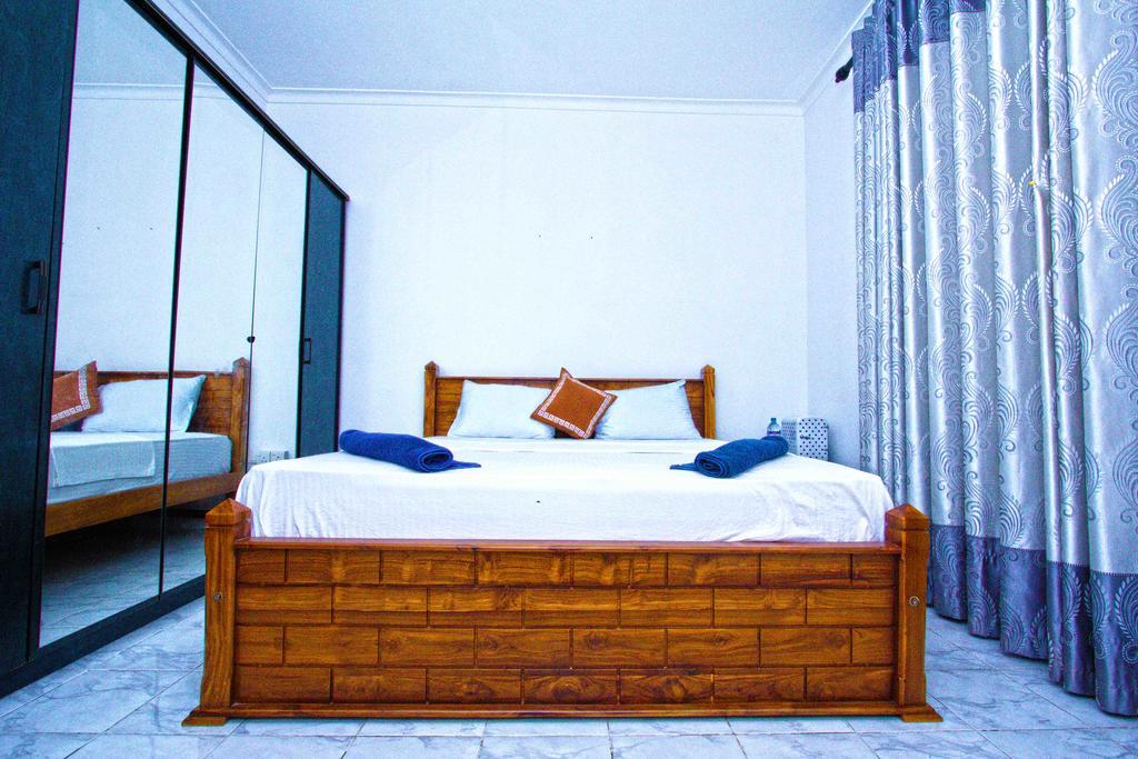 The Blue Beach Guesthouse Negombo Exteriör bild