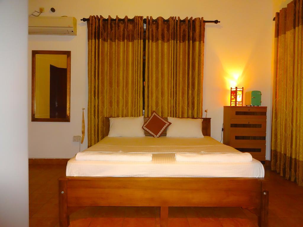 The Blue Beach Guesthouse Negombo Exteriör bild